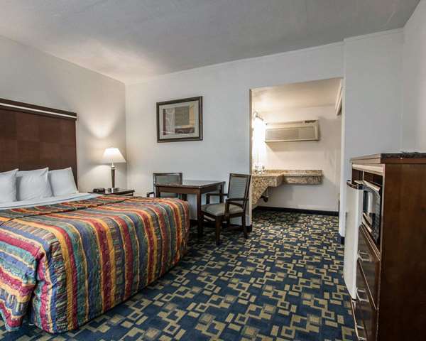  - Rodeway Inn Oceanside - I-5, Exits 54A & 54B