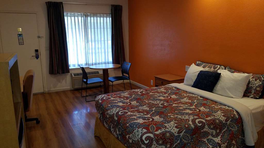 RODEWAY INN ALAMEDA-OAKLAND-guestroom-Guest Room,On-Site.jpg