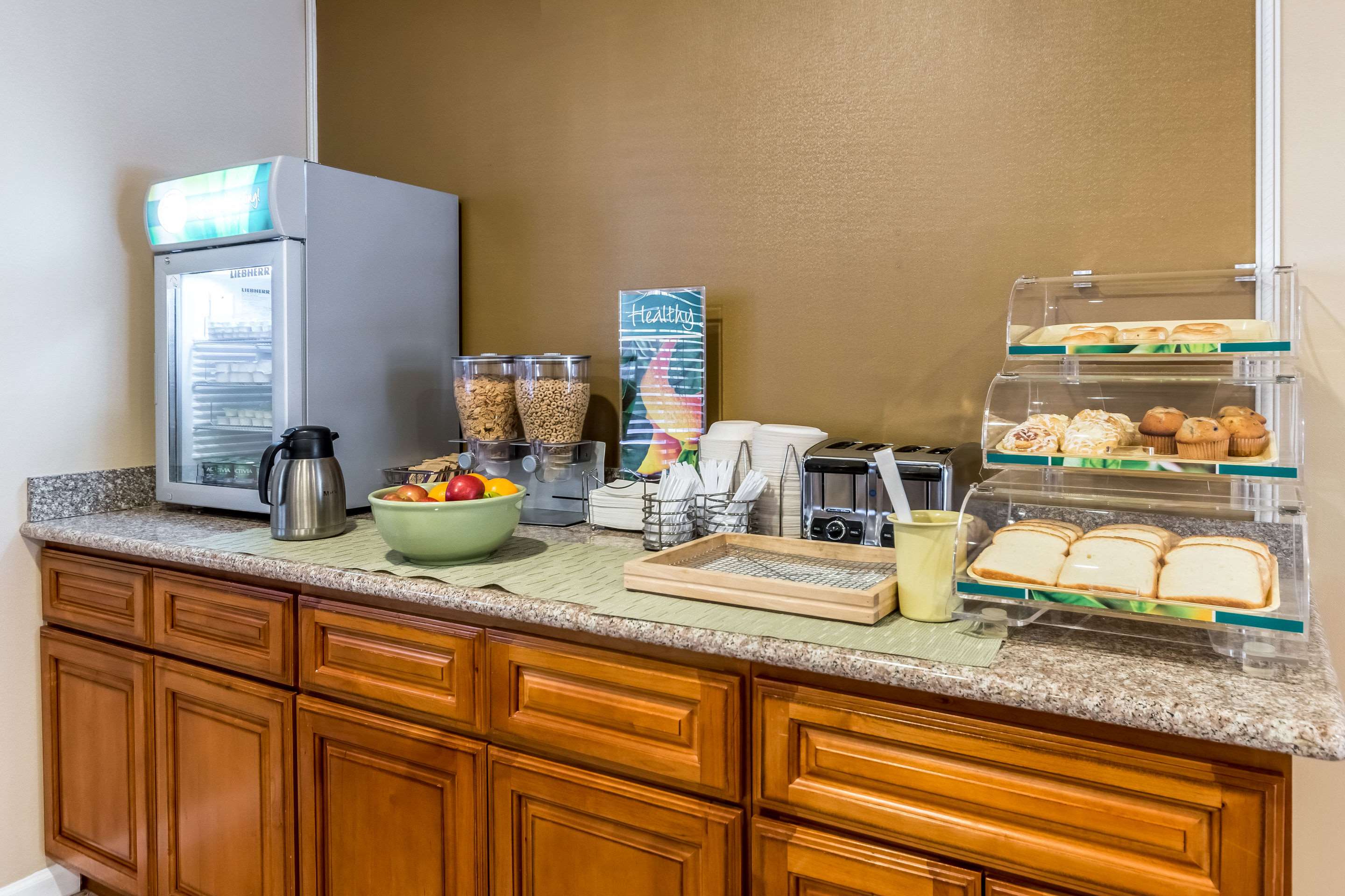 Free breakfast | Quality Inn Fresno Near University