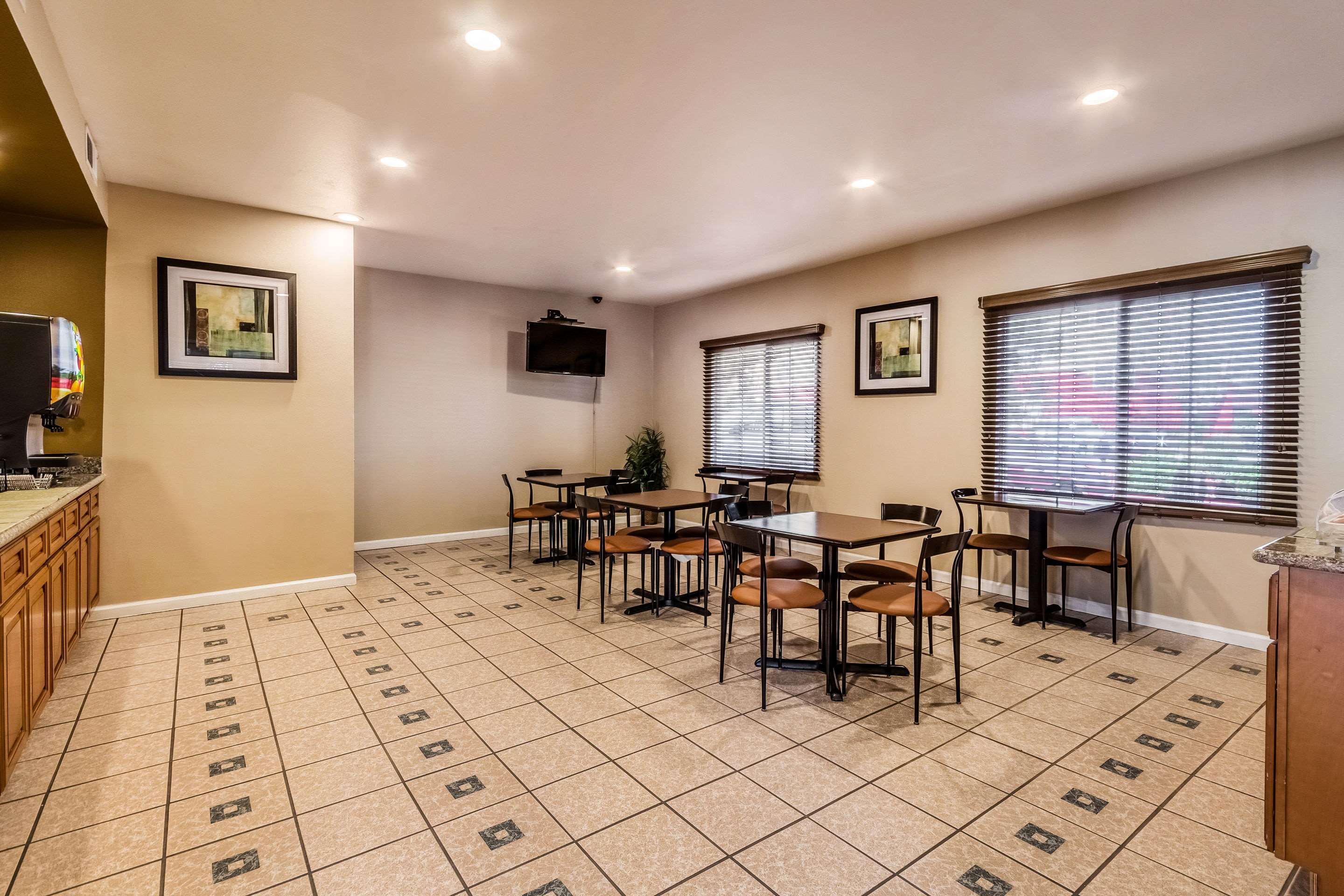 Spacious breakfast area | Quality Inn Fresno Near University