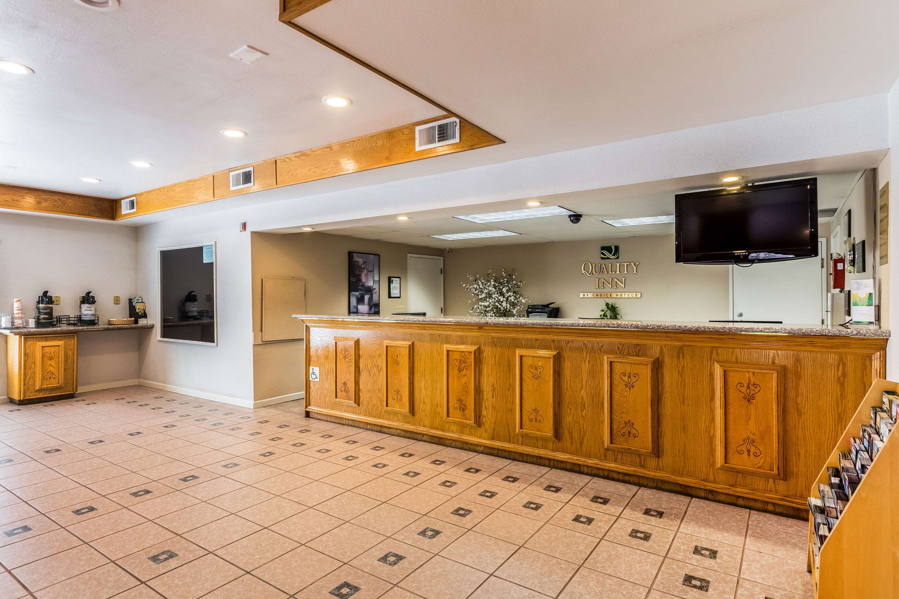 Front desk | Quality Inn Fresno Near University