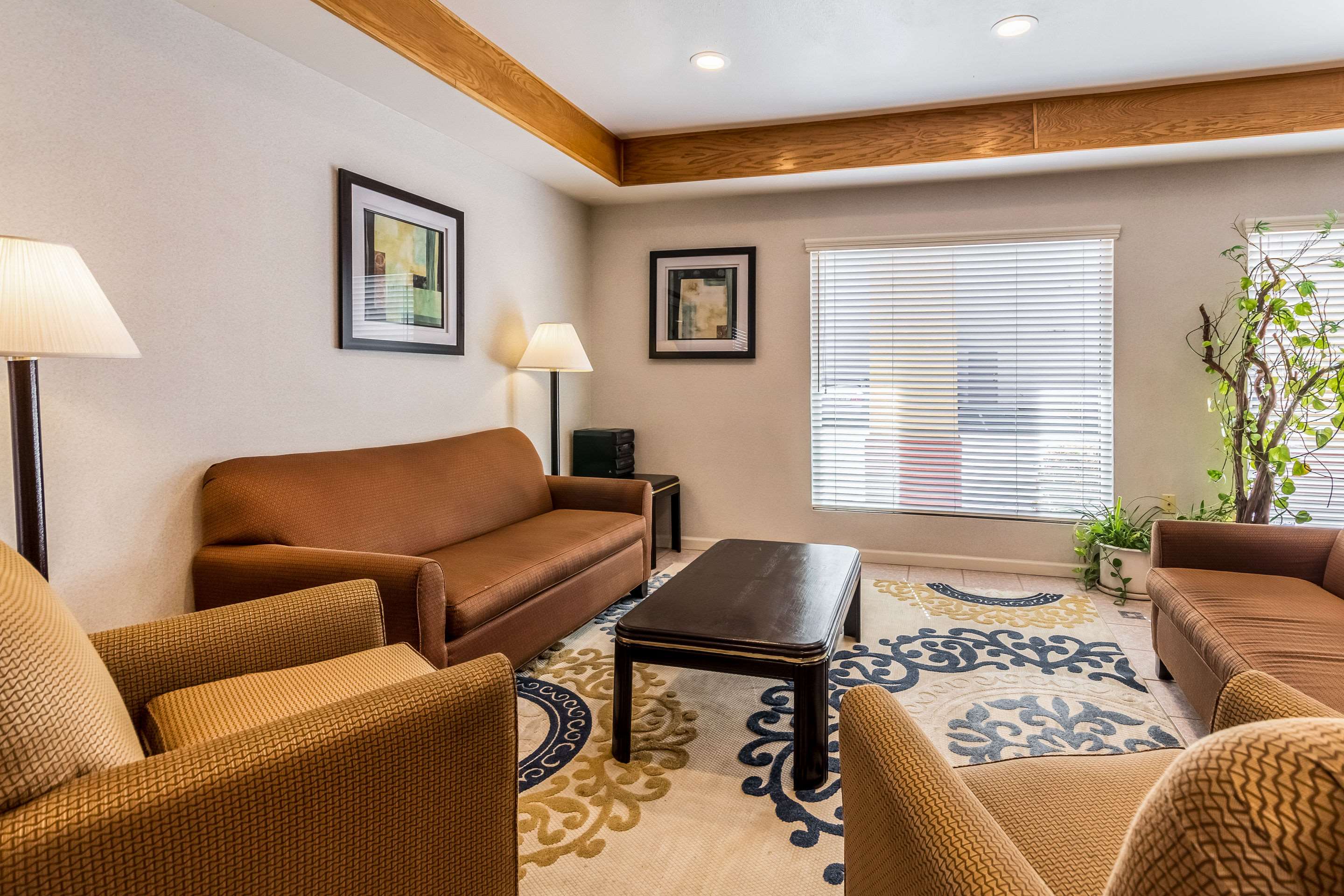 Hotel lobby | Quality Inn Fresno Near University
