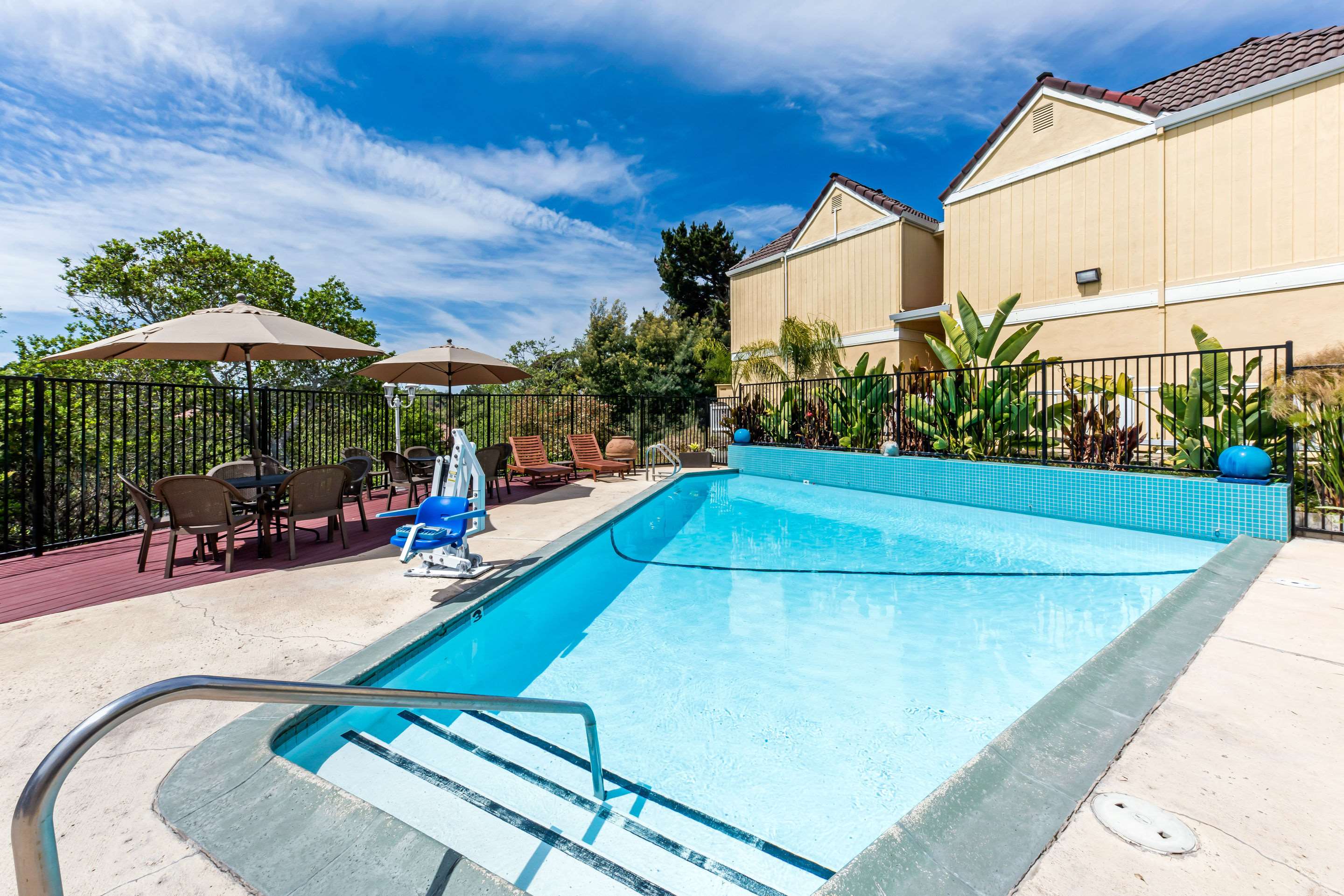 Relax by the pool | Quality Inn & Suites Capitola