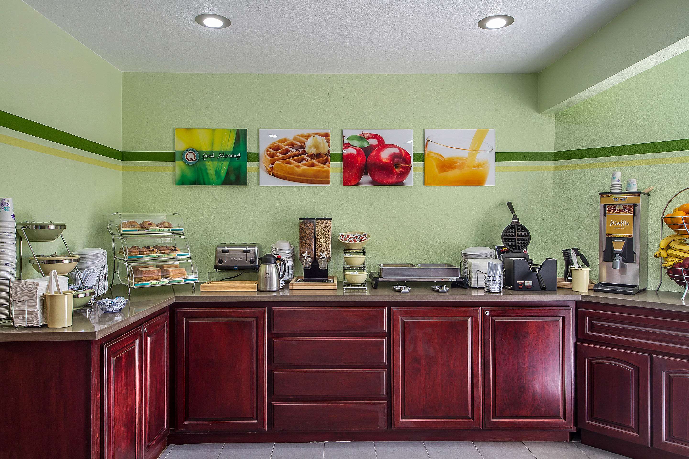 Breakfast area | Quality Inn & Suites Capitola