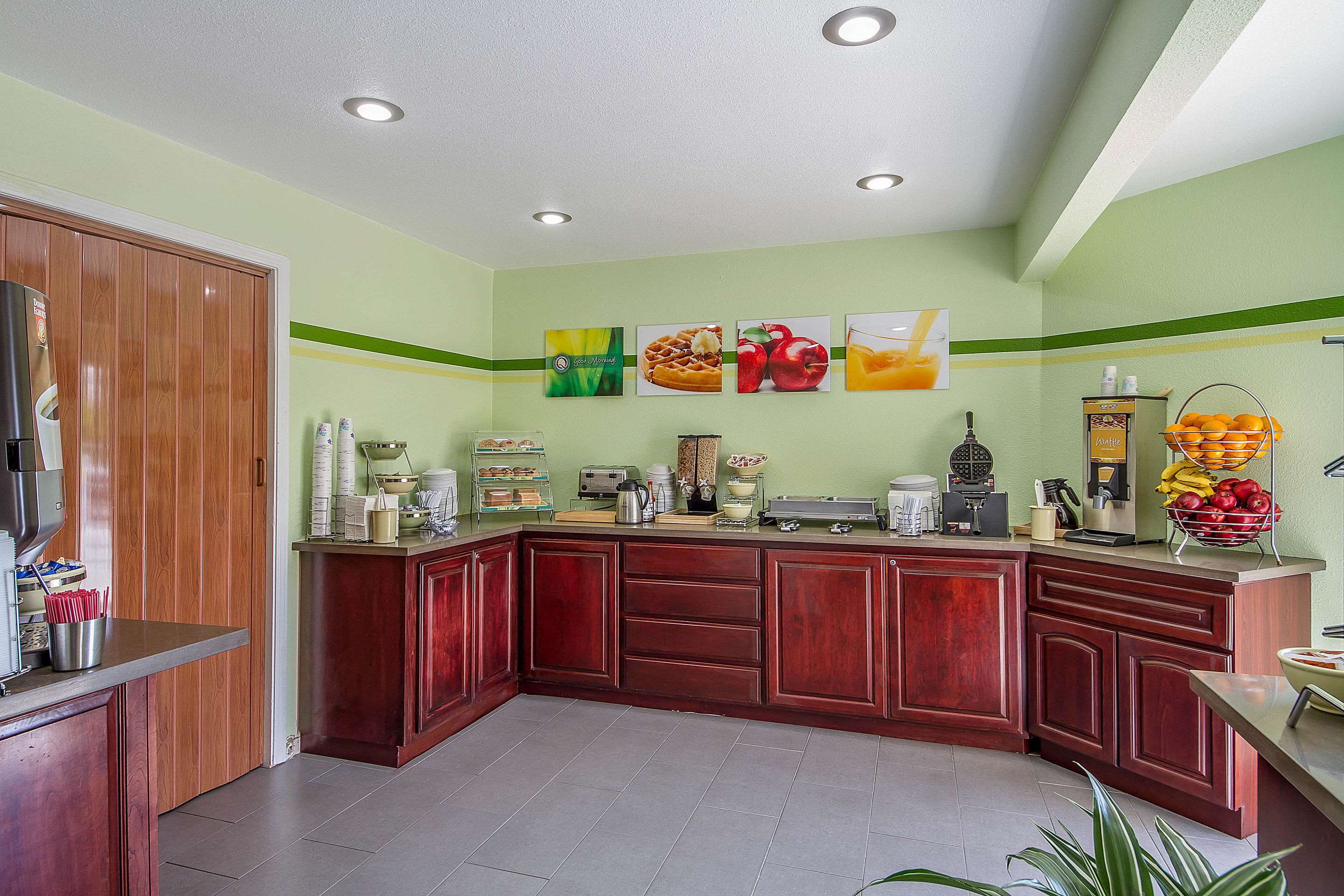 Breakfast area | Quality Inn & Suites Capitola