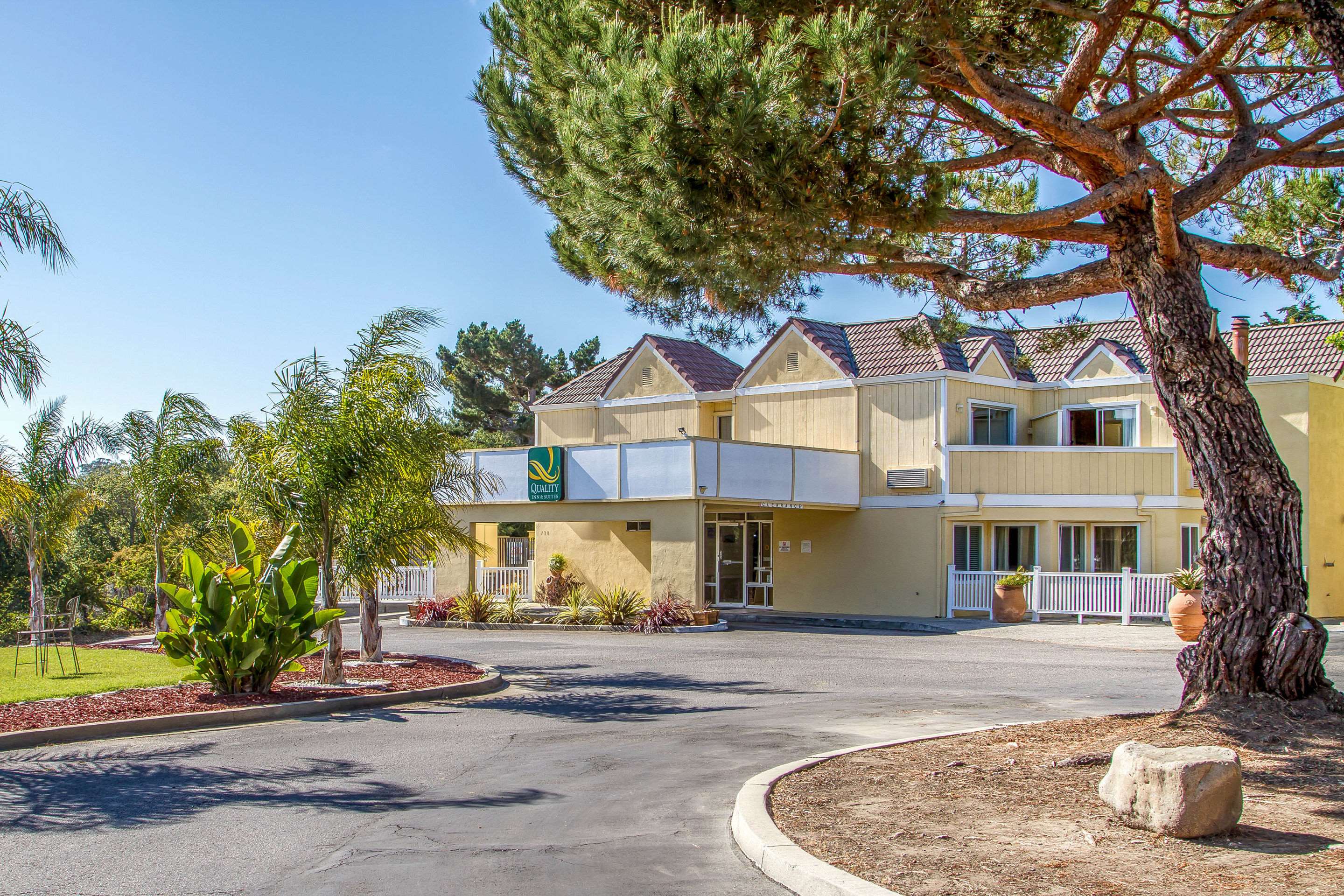 Hotel exterior | Quality Inn & Suites Capitola