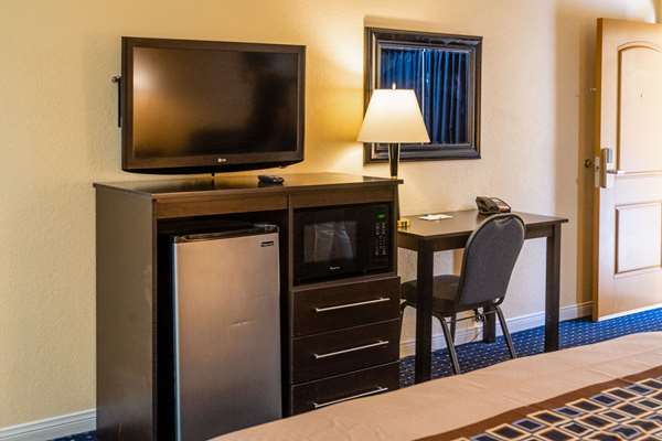  - Rodeway Inn & Suites Colton