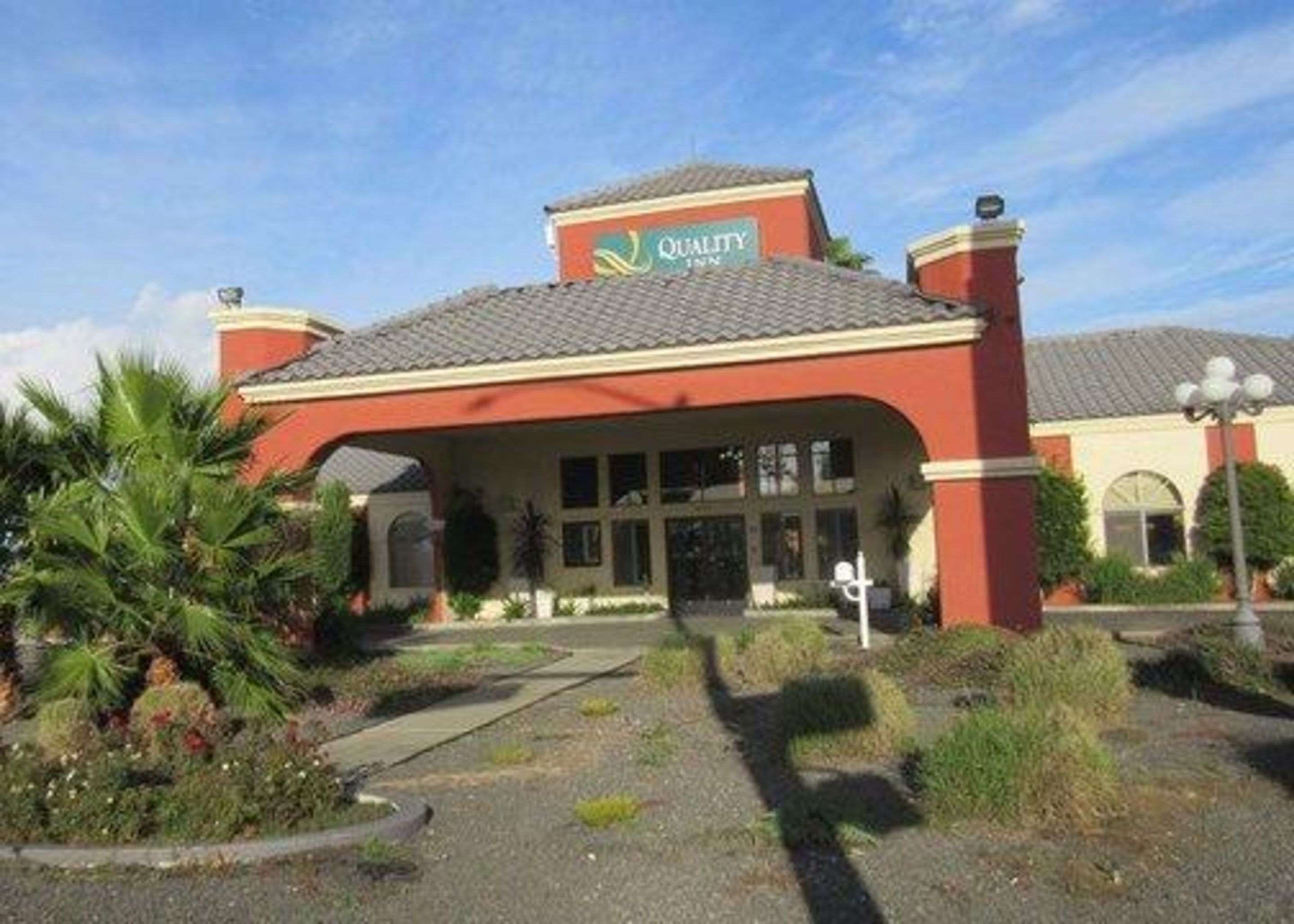 Hotel entrance | Quality Inn Santa Nella on I-5