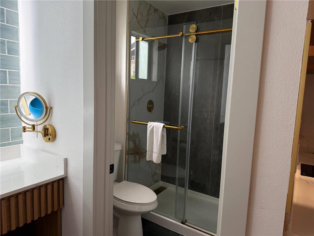 RODEWAY INN ENCINITAS NORTH-guestroom-Guest Room,Bathroom,On-Site.jpg