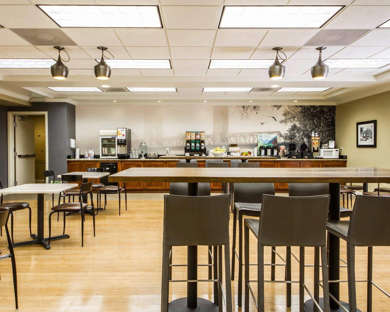 Breakfast area in the lobby | Hotel Med Park, Ascend Hotel Collection