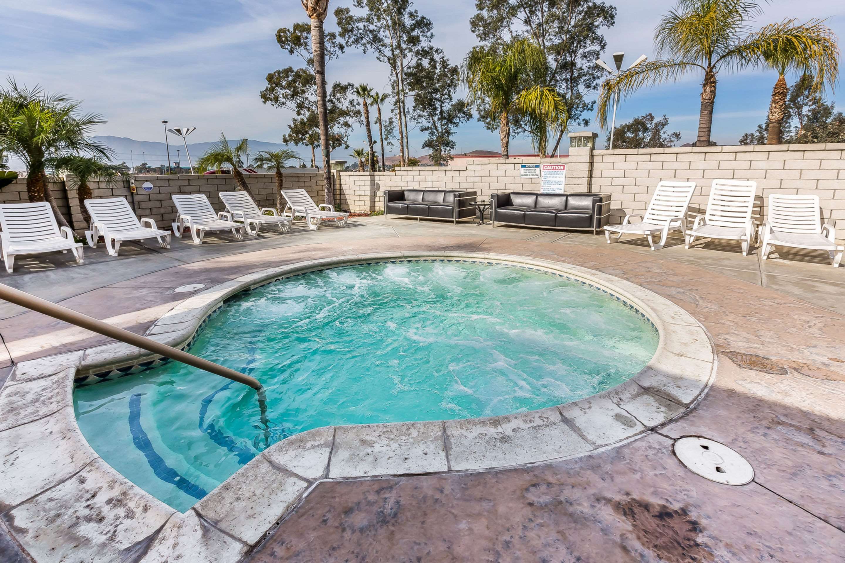 Relax in the hot tub | Econo Lodge Lake Elsinore Casino