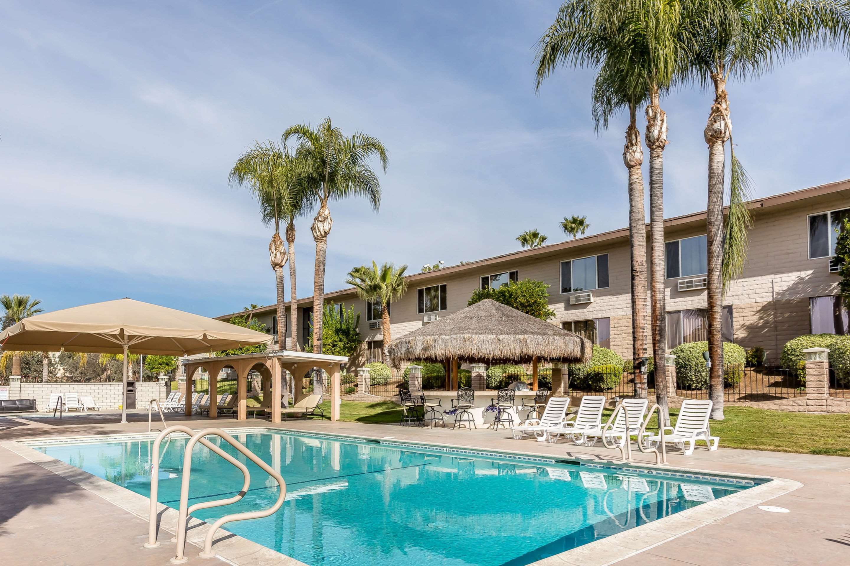 Outdoor pool | Econo Lodge Lake Elsinore Casino