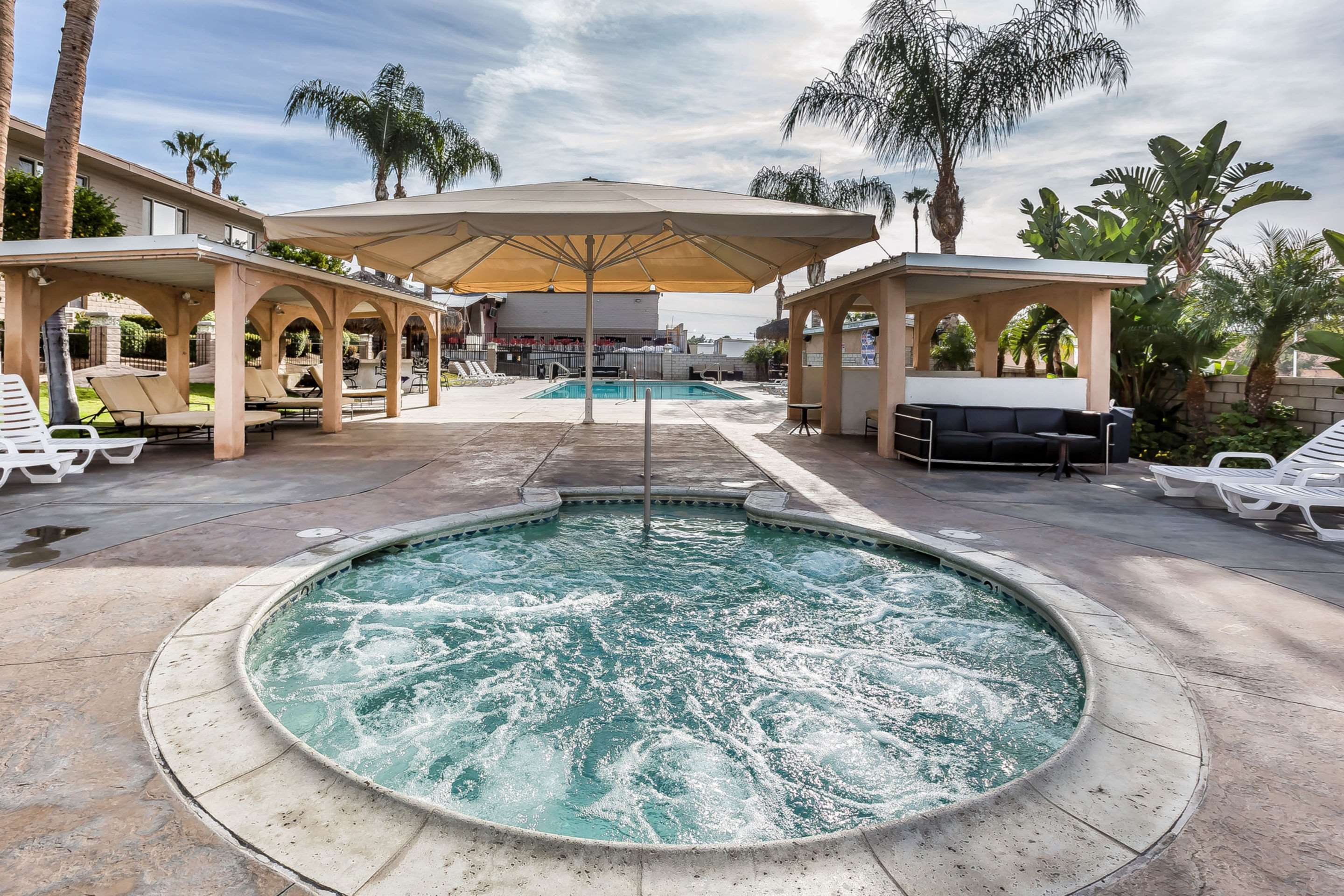Outdoor pool with hot tub | Econo Lodge Lake Elsinore Casino