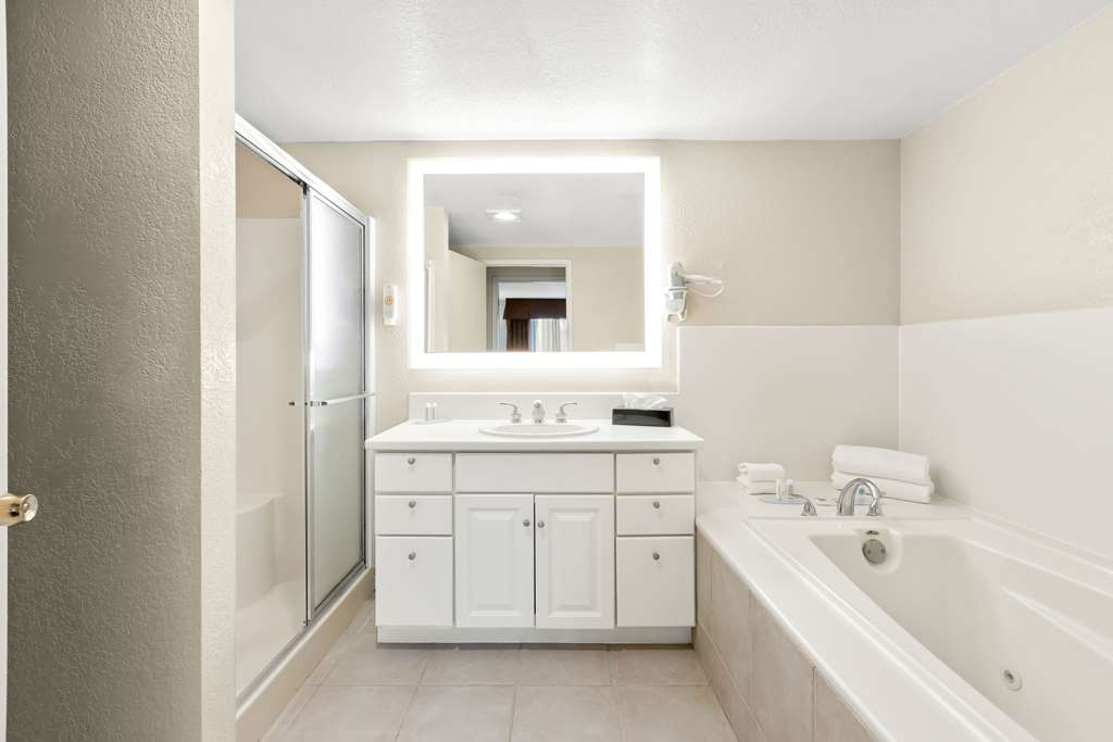 COMFORT INN CHULA VISTA SAN DIEGO S-guestroom-Guest Room,Bathroom,On-Site.jpg