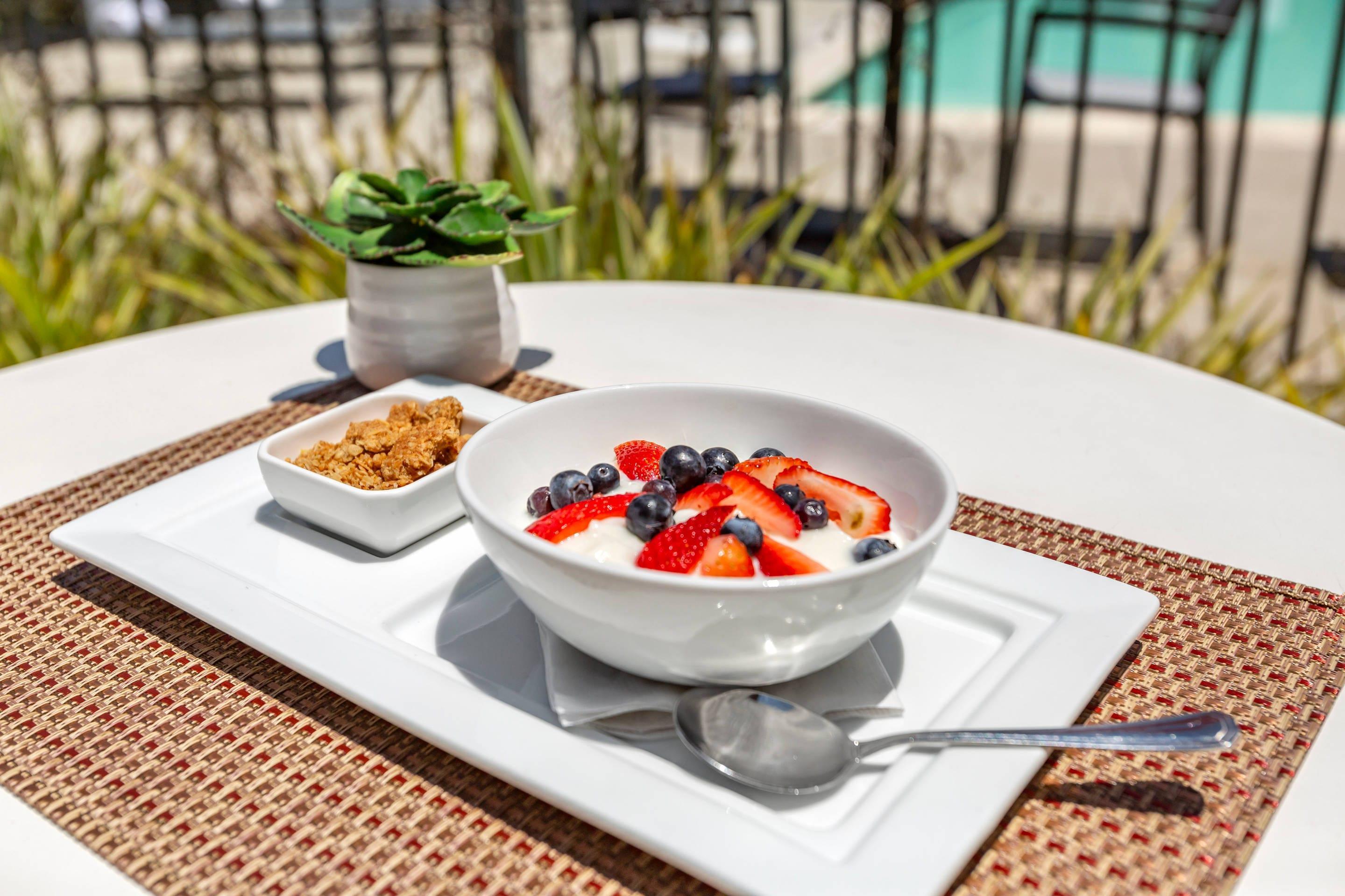 On-site restaurant | Cambria Hotel LAX