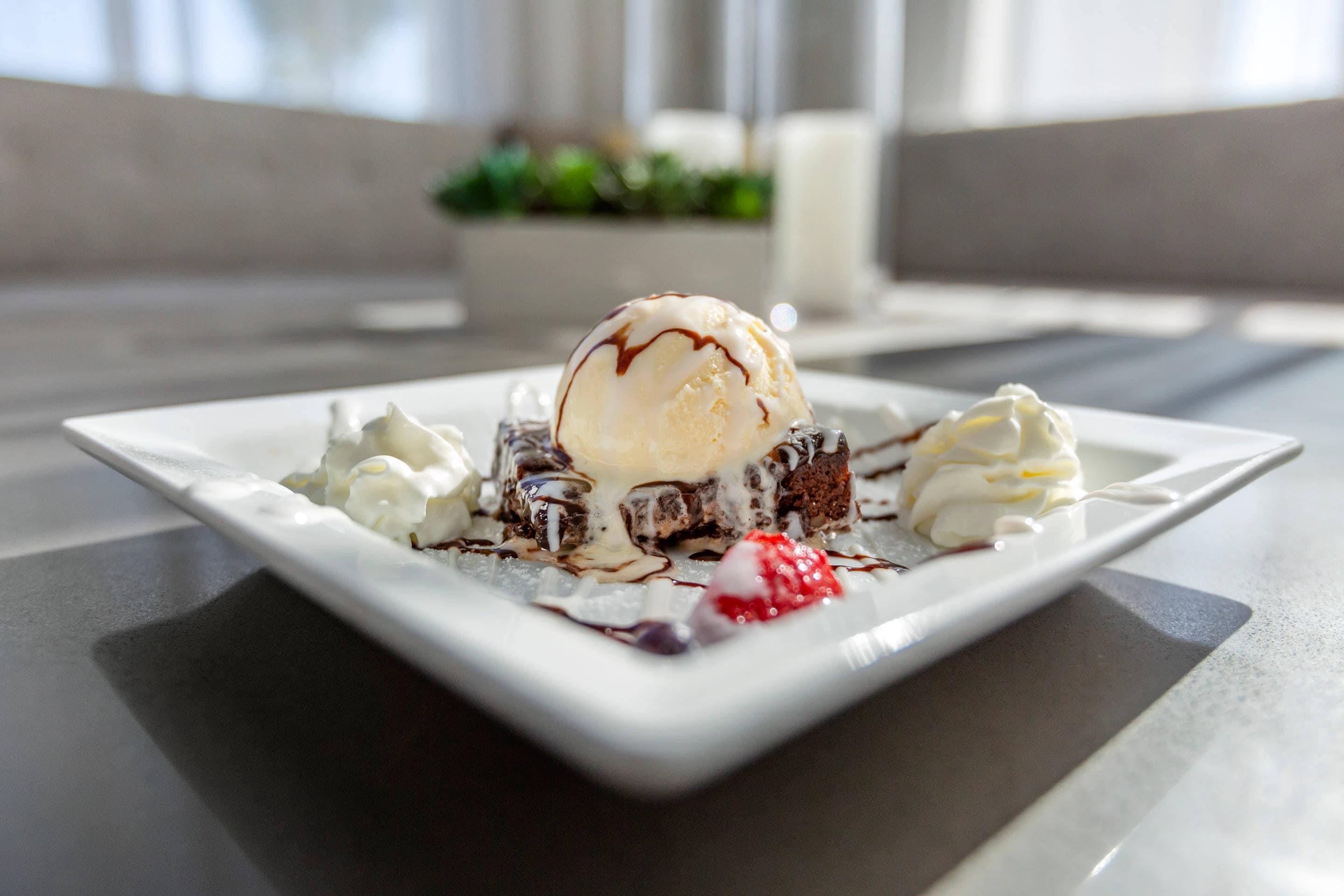 On-site restaurant | Cambria Hotel LAX