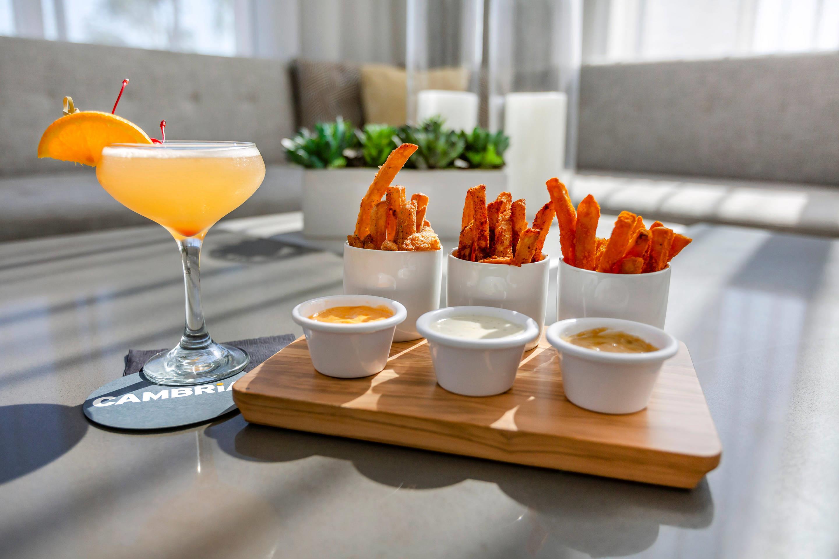 Hotel bar | Cambria Hotel LAX