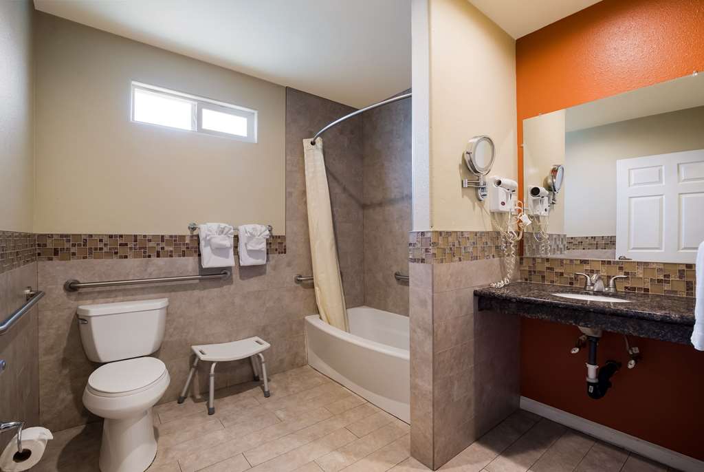 RODEWAY INN NEAR COACHELLA-guestroom-Guest Room,Bathroom,On-Site.jpg