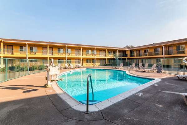 Pool - Quality Inn & Suites Bakersfield