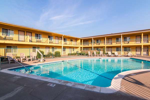 Pool - Quality Inn & Suites Bakersfield