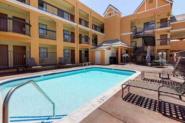 Pool - Quality Inn & Suites Westminster - I-405, Exit 19