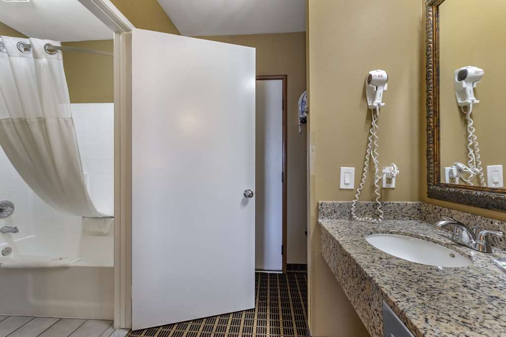 QUALITY INN AND SUITES WESTMINSTER-guestroom-Guest Room,Bathroom,On-Site.jpg