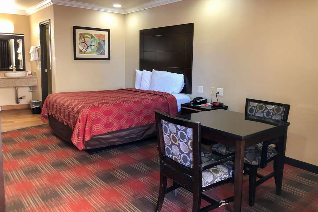 ECONO LODGE INN AND SUITES ESCONDID-guestroom-Guest Room,On-Site.jpg