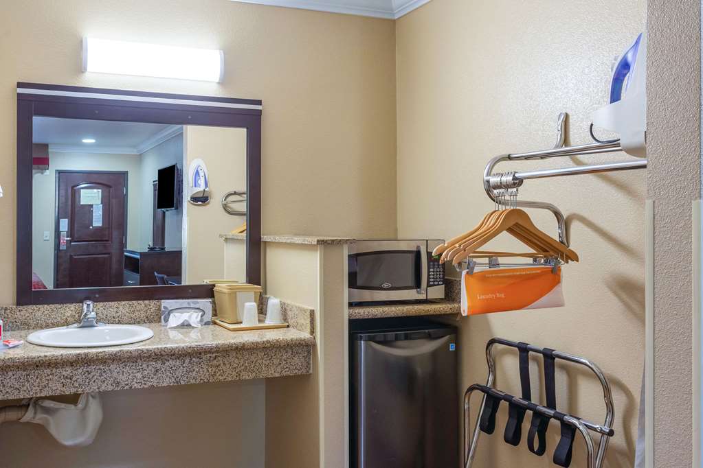 ECONO LODGE INN AND SUITES ESCONDID-guestroom-Guest Room,Bathroom,On-Site.jpg