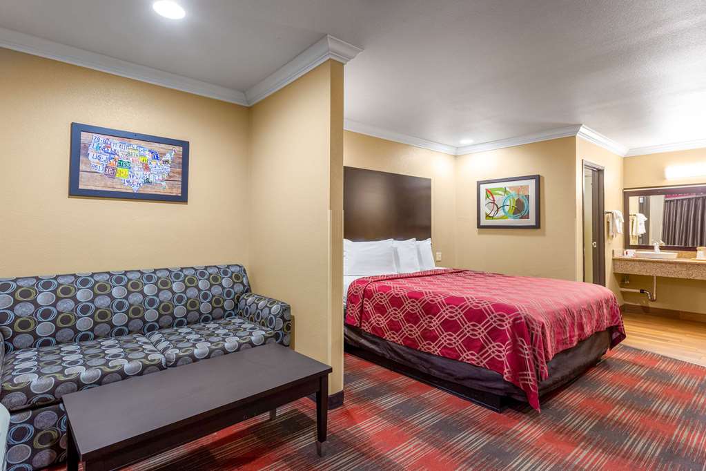 ECONO LODGE INN AND SUITES ESCONDID-guestroom-Guest Room,Suite,On-Site.jpg