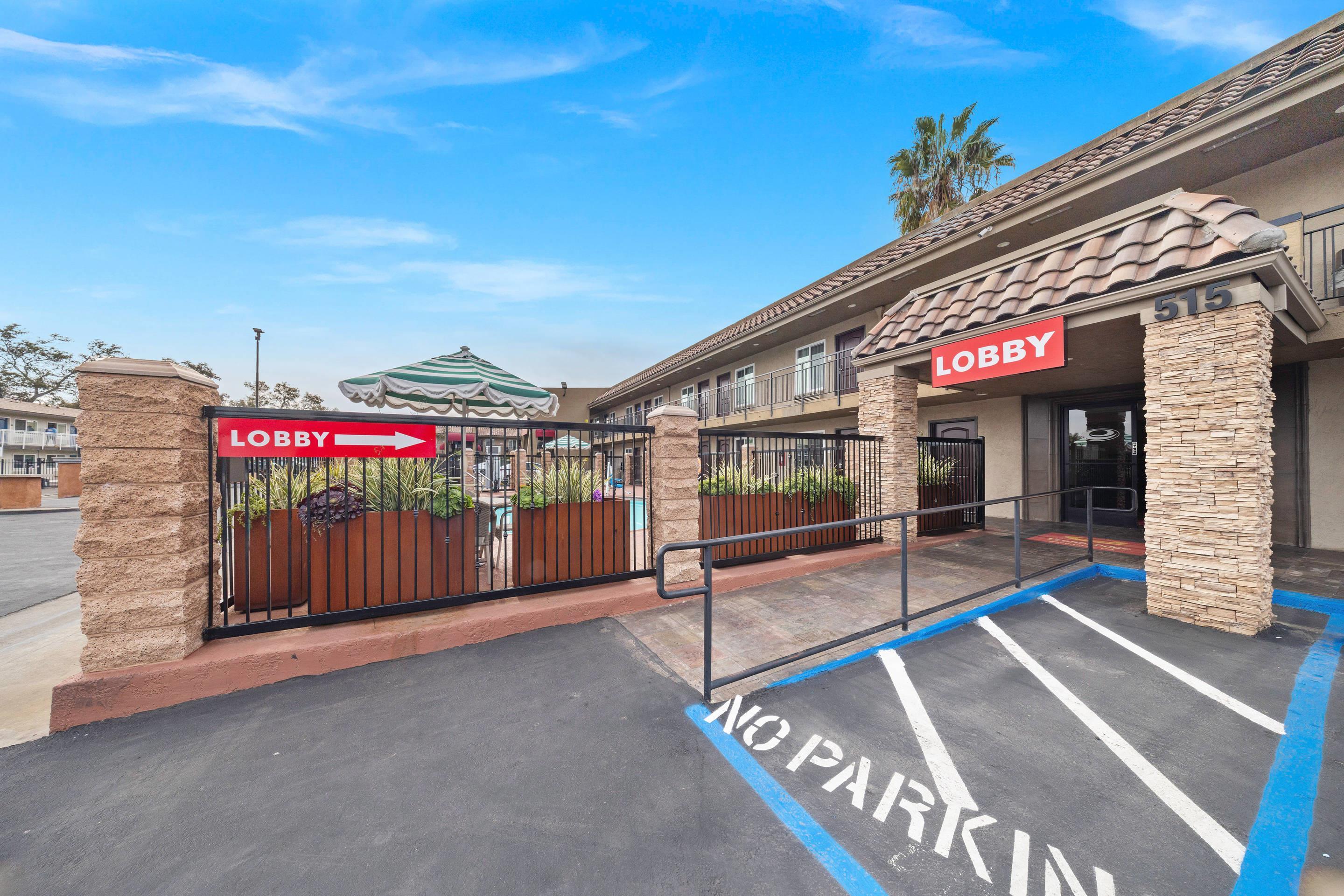 Hotel Entrance | Econo Lodge Inn & Suites Escondido Downtown