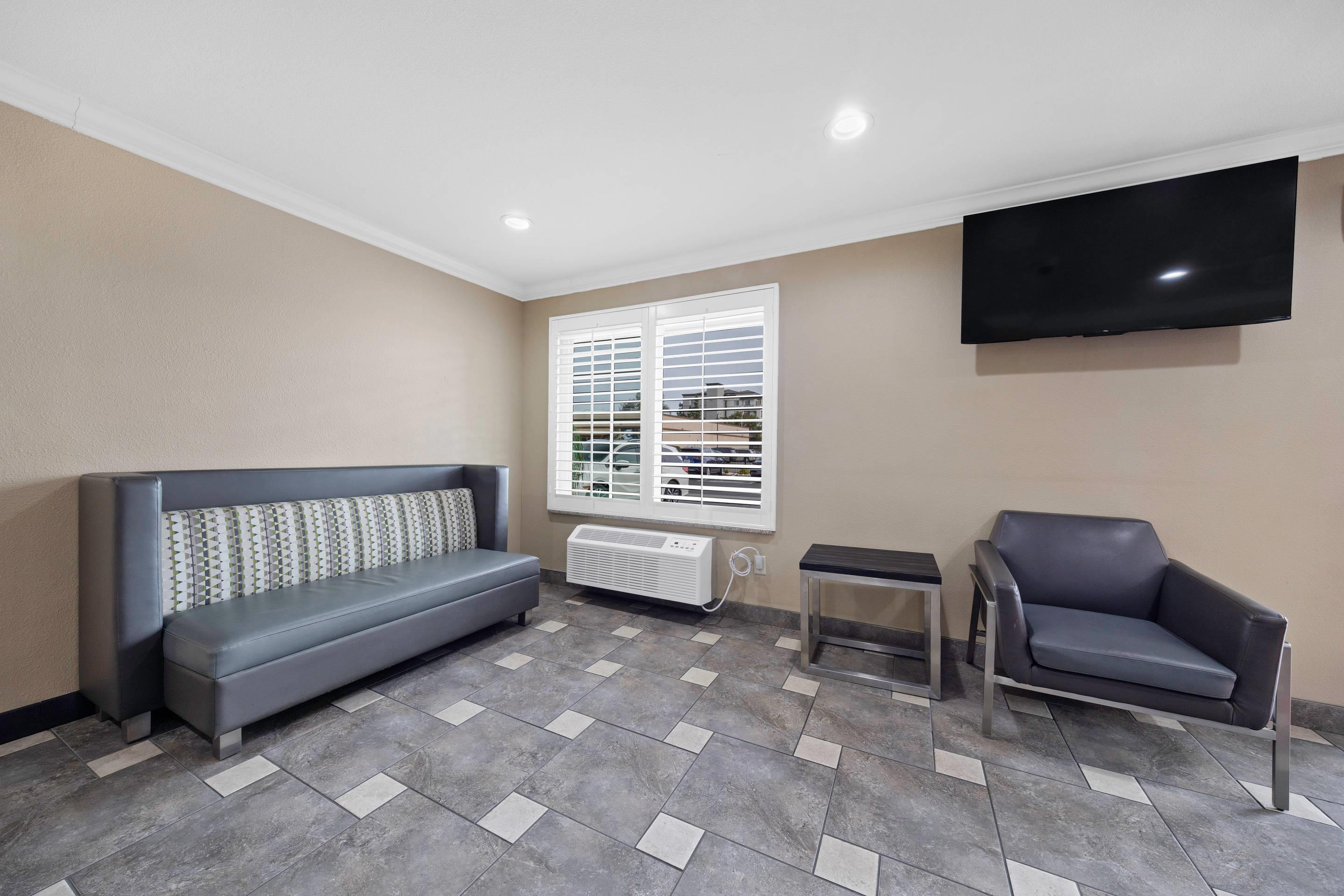 Lobby with sitting area | Econo Lodge Inn & Suites Escondido Downtown