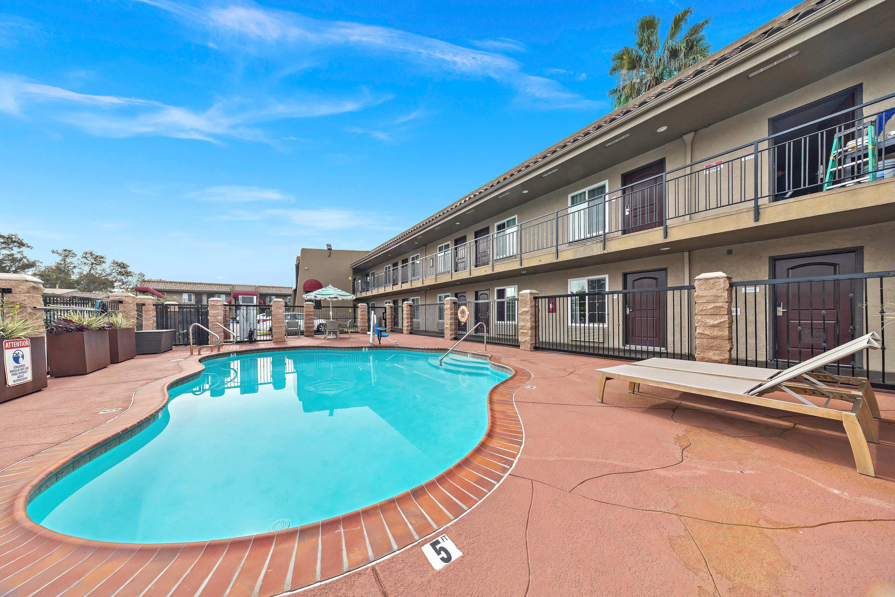 Outdoor pool | Econo Lodge Inn & Suites Escondido Downtown