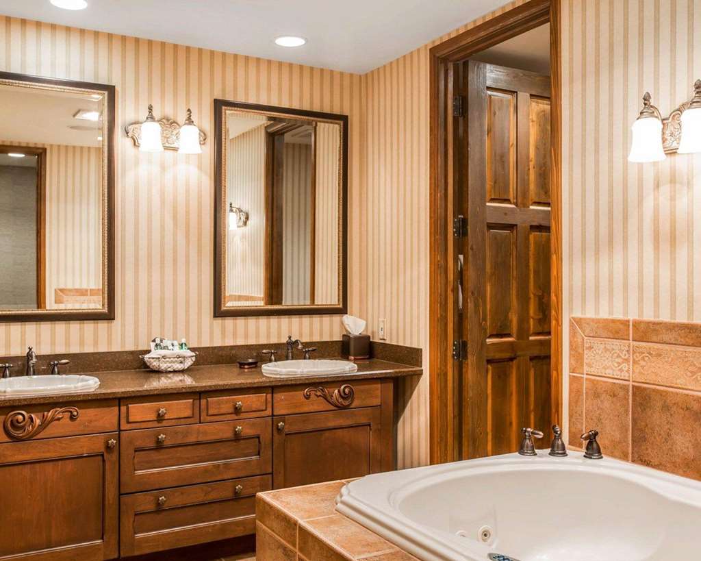 BLUEGREEN VACATIONS BIG BEAR VILLAG-guestroom-Guest Room,Bathroom,On-Site.jpg