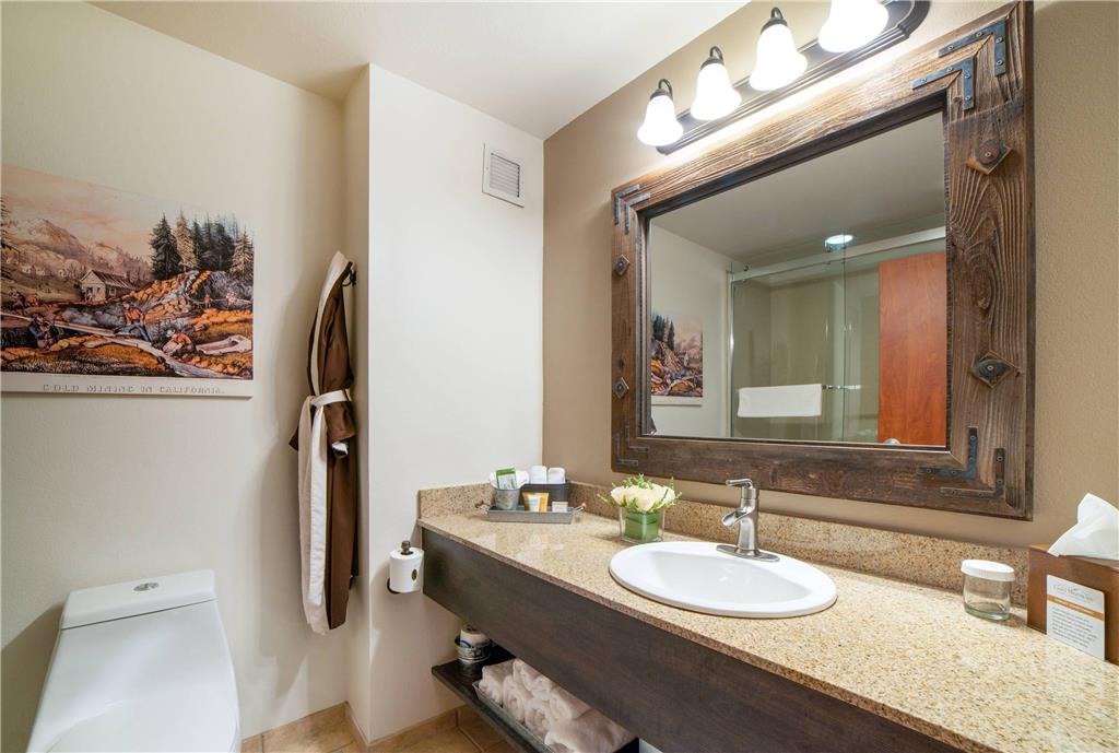 GOLD MINERS INN GRASS VALLEY AN ASC-guestroom-Guest Room,Bathroom,On-Site.jpg