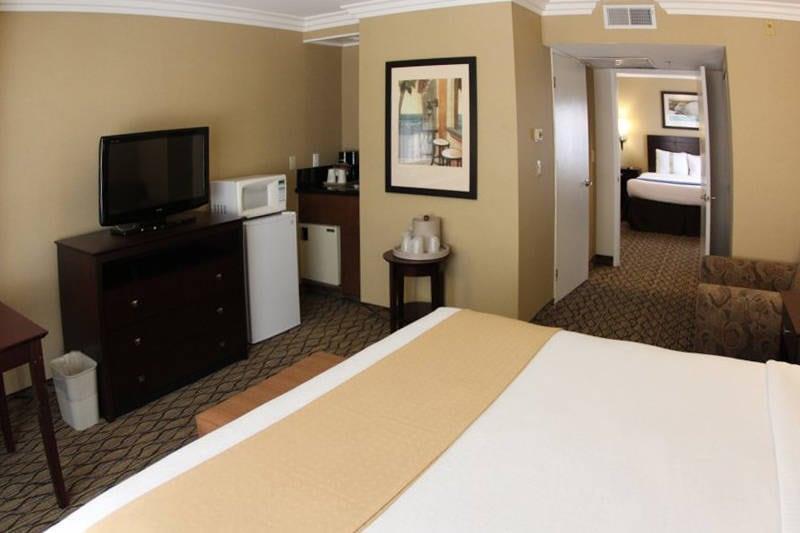 THE VOLARE AN ASCEND COLLECTION HOT-guestroom-Guest Room,On-Site.jpg