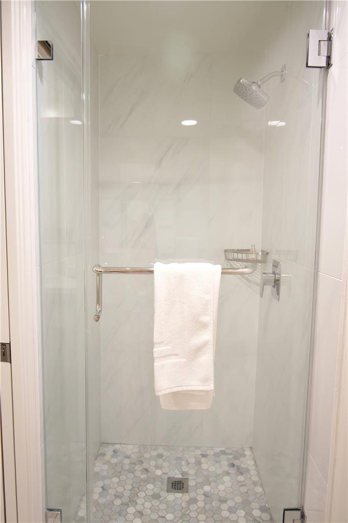 THE VOLARE AN ASCEND COLLECTION HOT-guestroom-Guest Room,Bathroom,On-Site.jpg