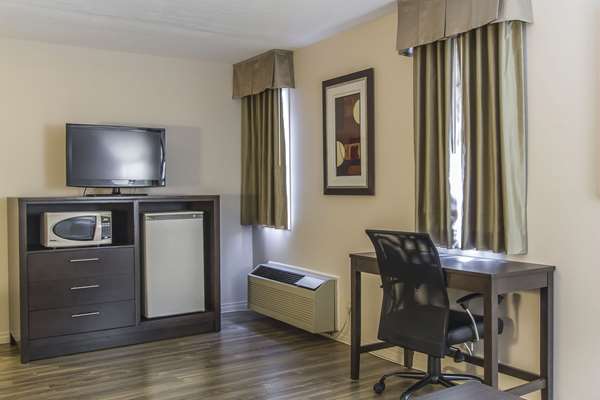  - Econo Lodge Inn & Suites Lethbridge