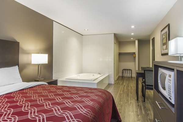  - Econo Lodge Inn & Suites Lethbridge