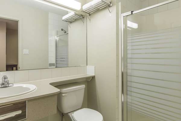  - Econo Lodge Inn & Suites Lethbridge