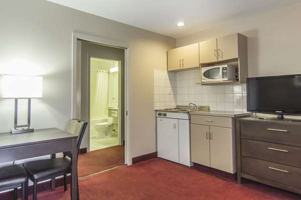 Suite - Econo Lodge Inn & Suites Lethbridge