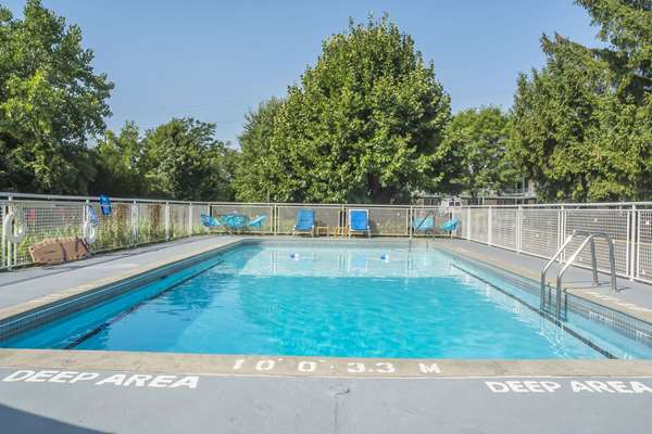 Pool - Rodeway Inn Fallsview Niagara Falls