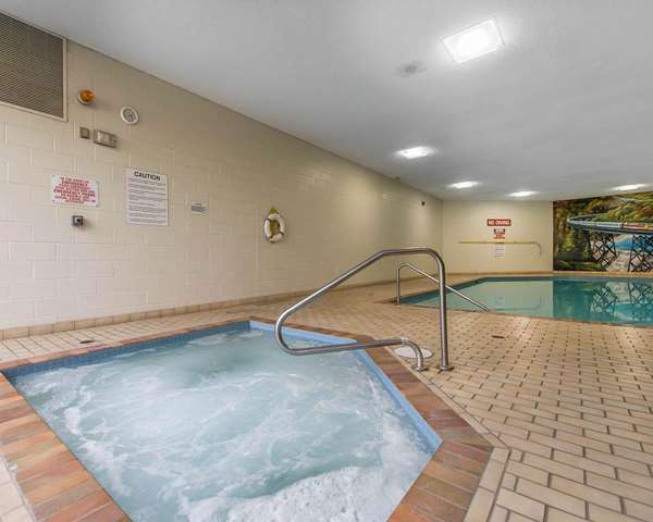 Pool - Quality Inn Bay Front Sault Ste Marie