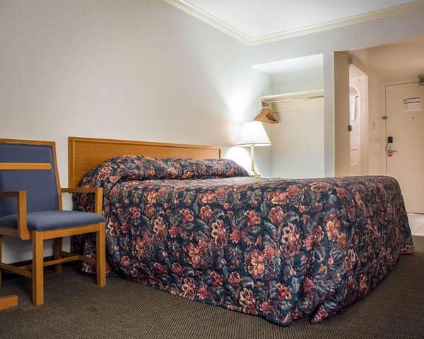  - Econo Lodge by the Falls Niagara Falls
