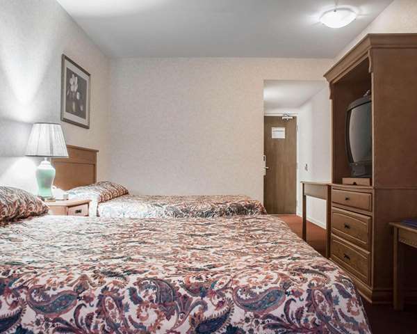  - Econo Lodge by the Falls Niagara Falls