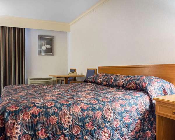  - Econo Lodge by the Falls Niagara Falls