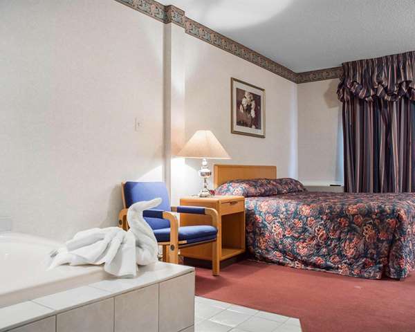  - Econo Lodge by the Falls Niagara Falls