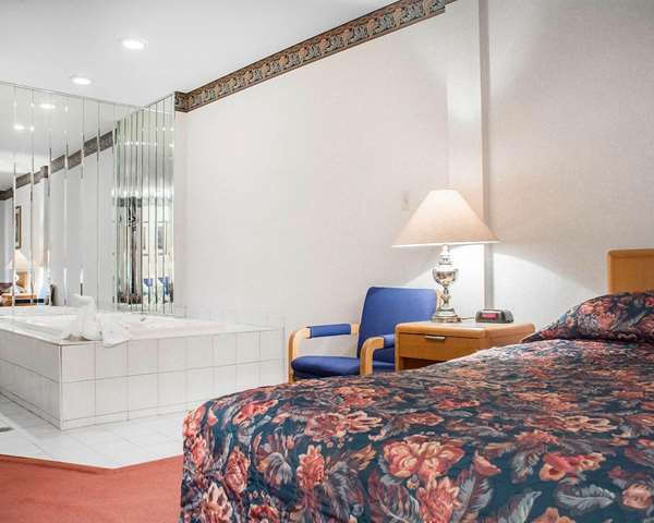 Suite - Econo Lodge by the Falls Niagara Falls