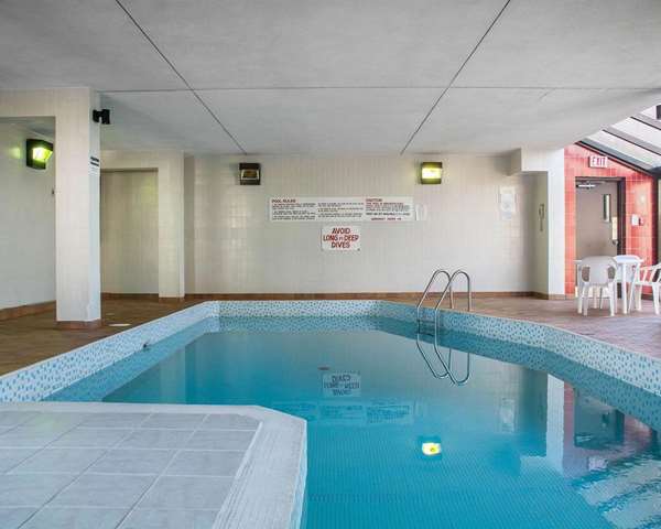 Pool - Econo Lodge by the Falls Niagara Falls