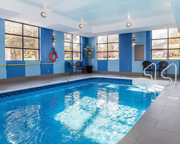 Pool - Comfort Inn Brockville
