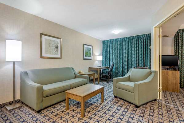 Suite - Quality Suites Whitby
